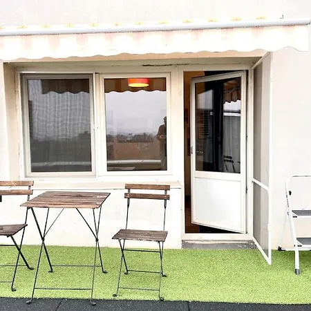 Panoramic Lil' Paris Apartment